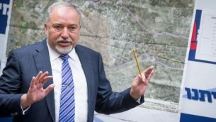 رئيس حزب ’إسرائيل بيتنا’ ووزير الدفاع أفيغدور ليبرمان يترأس جلسة للحزب في الكنيست، 10 يوليو، 2017. (Yonatan Sindel/Flash90)