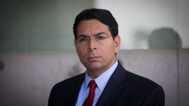 السفير الإسرائيلي الى الامم المتحدة داني دانون خلال زيارة الى امين عام الامم المتحدة انتونيو غويتيريش لمتحف ياد فاشيم في ذكرى المحرقة في القدس، 28 اغسطس 2017 (Yonatan Sindel/Flash90)