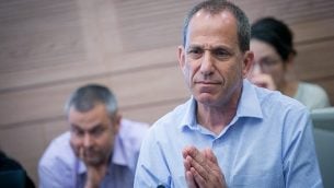 رئيس هيئة الأوراق المالية الإسرائيلية شموئيل هاوزر في اجتماع للجنة المالية في الكنيست في 11 سبتمبر 2017. (Miriam Alster/FLASH90)