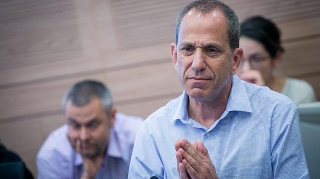 رئيس هيئة الأوراق المالية الإسرائيلية شموئيل هاوزر في اجتماع للجنة المالية في الكنيست في 11 سبتمبر 2017. (Miriam Alster/FLASH90)
