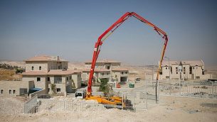 صورة توضيحية لأعمال بناء لمنازل جديدة في مستوطنة معاليه أدوميم في الضفة الغربية، 25 سبتمبر، 2017. (Miriam Alster/Flash90)