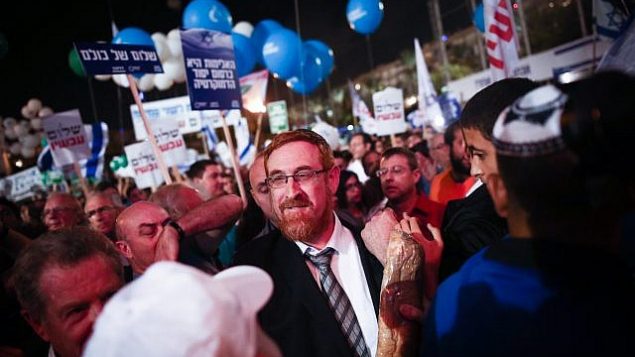 عضو الكنيست يهودا غليك (الليكود) يشارك في مهرجان لإحياء  الذكرى ال22 لاغتيال رئيس الوزراء يتسحاق رابين، في ميدان رابين في تل أبيب، 4 نوفمبر، 2017. (Miriam Alster/Flash90)
