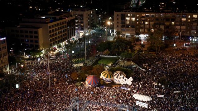 إسرائيليون يحيون الذكرى ال22 لاغتيال رئيس الوزراء يتسحاق رابين، في ميدان رابين في تل أبيب، 4 نوفمبر، 2017. (Miriam Alster/Flash90)