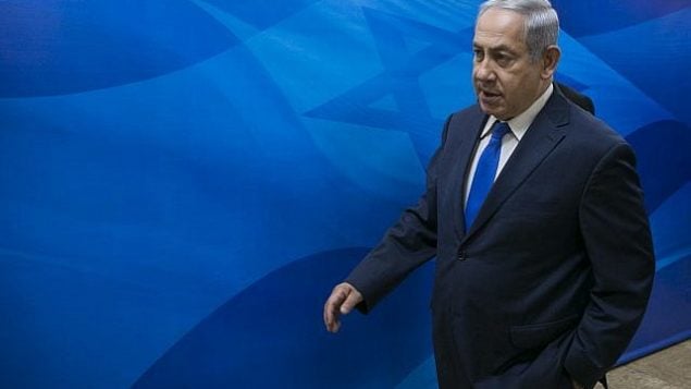 بنيامين نتنياهو يصل إلى الاجتماع الأسبوعي لمجلس الوزراء في مكتب رئيس الوزراء في القدس في 7 نوفمبر 2017. (Olivier Fitoussi/Pool/Flash90)
