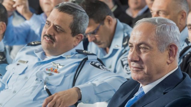 رئيس الوزراء بنيامين نتنياهو وقائد الشرطة روني الشيخ خلال حفل افتتاح محظة شرطة جديدة في بلدة جسر الزرقة، 21 نوفمبر 2017 (Basel Awidat/ Flash90)