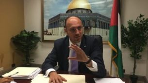 حسام زملط، مبعوث منظمة التحرير الفلسطينية إلى واشنطن، يتحدث مع صحافيين في العاصمة الأمريكية، 17 أغسطس، 2017. (Ron Kampeas)