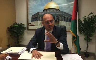 حسام زملط، مبعوث منظمة التحرير الفلسطينية إلى واشنطن، يتحدث مع صحافيين في العاصمة الأمريكية، 17 أغسطس، 2017. (Ron Kampeas) حسام زملط، مبعوث منظمة التحرير الفلسطينية إلى واشنطن، يتحدث مع صحافيين في العاصمة الأمريكية، 17 أغسطس، 2017. (Ron Kampeas)