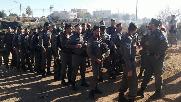 القوات الإسرائيلية تخلي مستوطنين إسرائيليين من بؤرة نتيف هأفوت الاستيطانية غير القانونية في الضفة الغربية، 29 نوفمبر، 2017. (Times of Israel)
