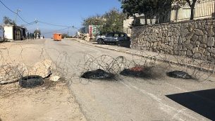 مستوطنون إسرائيليون يضعون حواجز مشتعله وأسلاك شائطة لمنع قوات الأمن من إخلائهم من  بؤرة نتيف هأفوت الاستيطانية غير القانونية في الضفة الغربية، 29 نوفمبر، 2017. (Times of Israel)