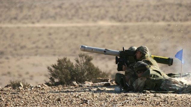 صورة توضيحية: جنود إسرائيليون يطلقون صاروخ موجهة مضاد للدبابات من طراز ’سبايك’ خلال مناورة عسكرية (Rafael Advanced Defense Systems)