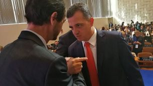 السفير الإسرائيلي لدى اليونسكو كرمل شاما هكوهن، يمين، مع دبلوماسي فلسطيني خلال المؤتمر العام للوكالة في باريس، نوفمبر 2017.  (courtesy)