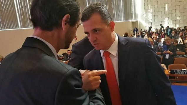 السفير الإسرائيلي لدى اليونسكو كرمل شاما هكوهن، يمين، مع دبلوماسي فلسطيني خلال المؤتمر العام للوكالة في باريس، نوفمبر 2017. (courtesy) السفير الإسرائيلي لدى اليونسكو كرمل شاما هكوهن، يمين، مع دبلوماسي فلسطيني خلال المؤتمر العام للوكالة في باريس، نوفمبر 2017. (courtesy)