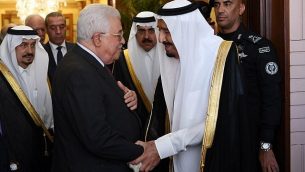 رئيس السلطة الفلسطينية محمود عباس يلتقي بالملك السعودي سلمان في الرياض، 7 نوفمبر، 2017. (Thaer Ghanaim / Wafa)