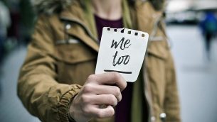 صورة توضيحية لضحية اعتداء جنسي تحمل ورقة كُتب عليها ’أنا أيضا’.  (nito100/iStock by Getty Images)
