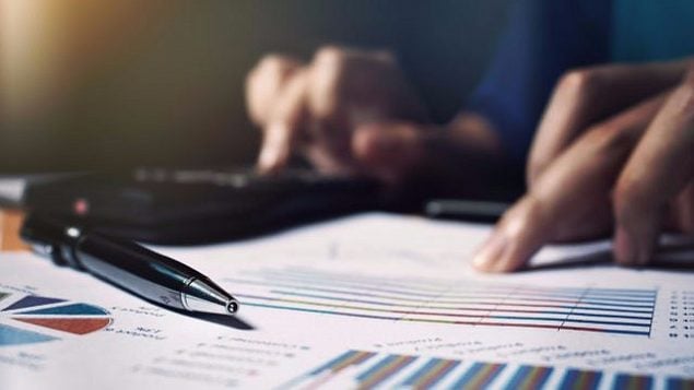 سلطة الضرائب تصدر قواعد جديدة حول فرض الضرائب على الموظفين الذين ينتقلون للإقامة في الخارج. (Credit: wutwhanfoto, iStock by Getty Images)