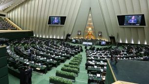 نواب إيرانيون يحضرون جلسة للبرلمان في طهران، 1 مارس / آذار 2016. (AFP/Atta Kenare)