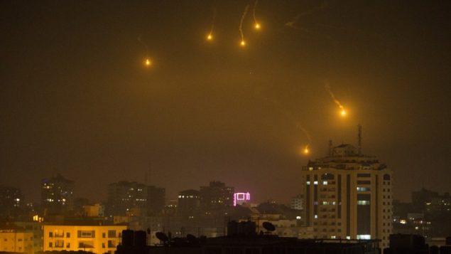 صورة توضيحية: مشاعل اطلقتها القوات الإسرائيلية فوق قطاع غزة، 6 فبراير 2017 (Mahmud Hams/AFP)
