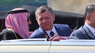 العاهل السعودي سلمان بن عبد العزيز والملك عبد الله الثاني الاردني في عمان، 27 مارس 2017 (AFP PHOTO / Khalil MAZRAAWI)