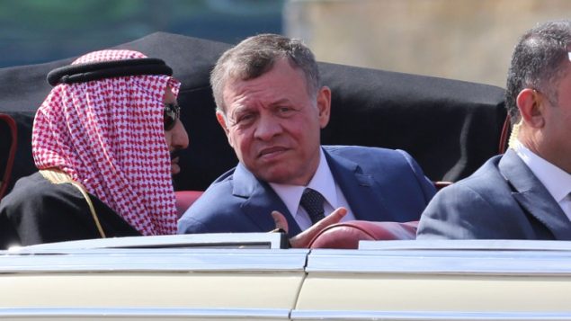 العاهل السعودي سلمان بن عبد العزيز والملك عبد الله الثاني الاردني في عمان، 27 مارس 2017 (AFP PHOTO / Khalil MAZRAAWI)