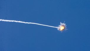 صورة توضيحية: صاروخ أسقطه نظام الدفاع القبة الحديدية الإسرائيلية، في 22 أغسطس / آب 2014، من الحدود الجنوبية الإسرائيلية مع قطاع غزة. (AFP Photo/Jack Guez)