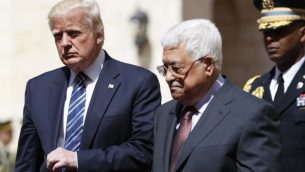 الرئيس الفلسطيني  محمود عباس يرحب بالرئيس الامريكي دونالد ترامب في القصر الرئاسي في بيت لحم، 23 مايو 2017 (Thomas Coex/AFP)