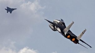 إقلاع طائرة اف-15 تابعة لسلاح الجو الإسرائيلي خلال مناورة ’العلم الأزرق’ الجوية في قاعدة ’عوفدا’ الجوية، شمال مدينة إيلات الإسرائيلية، 8 نوفمبر، 2017.  (Jack Guez/AFP)