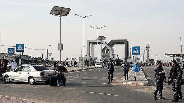 نظرة على معبر رفح الحدودي مع مصر، تحت سيطرة السلطة الفلسطينية، في جنوب قطاع غزة في 18 نوفمبر 2017، حيث يصل المسافرون للعبور. (AFP/Said Khatib)