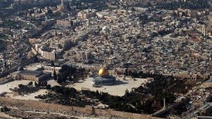 هذه صوة من الأرشيف تم التقاطها في 11 يناير، 2010 تظهر مشهدا من الجو للبلدة القديمة في القدس.  (AFP Photo/AFP Files/Marina Passos)