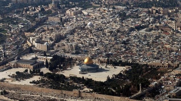 هذه صوة من الأرشيف تم التقاطها في 11 يناير، 2010 تظهر مشهدا من الجو للبلدة القديمة في القدس.  (AFP Photo/AFP Files/Marina Passos)