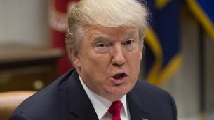 الرئيس الأمريكي دونالد ترامب يتحدث خلال جلسة غداء مع أعضاء جمهوريين في مجلس الشيوخ في غرفة روزفلت في البيت الأبيض، العاصمة واشنطن، 5 ديسمبر، 2017. (AFP/ SAUL LOEB)