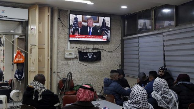 فلسطينيون يشاهدون خطاب الرئيس الامريكي دونالد ترامب بخصوص القدس داخل مقهى في المدينة، 6 ديسمبر 2017 (Ahmad GHARABLI/AFP)