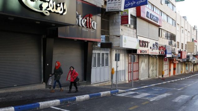 دكاكين مغلقة في مدينة الخليل في الضفة الغربية خلال اضراب شامل ردا على اعتراف الرئيس الامريكي دونالد ترامب بالقدس كعاصمة اسرائيل، 7 ديسمبر 2017 (HAZEM BADER / AFP)