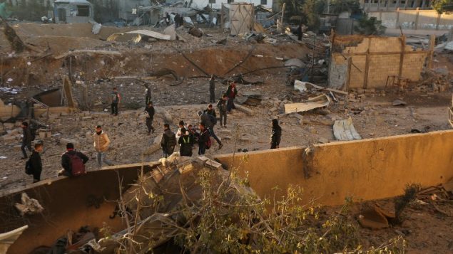 فلسطينيون يتفحصون الاضرار الناتجة عن قصف اسرائيلي لمنشأة عسكرية تابعة لحماس في بيت لاهيا، شمال قطاع غزة، 9 ديسمبر 2017 (AFP PHOTO / MAHMUD HAMS)