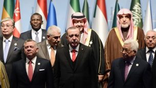 الرئيس التركي رجب طيب أدروغان (وسط الصورة) يقف بين عبد الله ملك الأردن، من اليسار، ورئيس السلطة الفلسطينية محمود عباس، من اليمين، في صورة مع قادة آخرين تم التقاطها قبل الجلسة الافتتاحية لقمة منظمة التعاون الإسلامي في إسطنبول، 13 ديسمبر، 2017. (YASIN AKGUL / AFP)