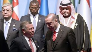 الرئيس التركي رجب طيب اردوغان يتحدث مع العاهل الاردني عبد الله الثاني خلال صورة جماعية لقمة منظمة التعاون الاسلامي في اسطنبول، 13 ديسمبر 2017 (AFP PHOTO / YASIN AKGUL)