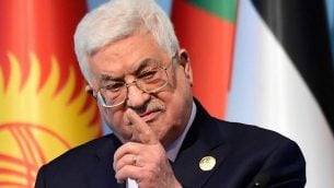 رئيس السلطة الفلسطينية محمود عباس يتحدث في مؤتمر صحفي عقب قمة منظمة التعاون الإسلامي التي عُقدت لمناقشة إعتراف الولايات المتحدة في الأسبوع الماضي بمدينة القدس عاصمة لإسرائيل، 13 ديسمبر، 2017 في إسطنبول.  (AFP PHOTO / YASIN AKGUL)