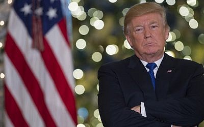 الرئيس الأمريكي دونالد ترامب يتحدث عن قانون الإصلاح الضريبي في البهو الكبير للبيت الأبيض في واشنطن العاصمة، 13 ديسمبر 2017. (AFP/Saul Loeb) الرئيس الأمريكي دونالد ترامب يتحدث عن قانون الإصلاح الضريبي في البهو الكبير للبيت الأبيض في واشنطن العاصمة، 13 ديسمبر 2017. (AFP/Saul Loeb)