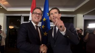 المستشار النمساوي المقبل سيباستيان كورز (من اليمين) من حزب "الشعب" المحافظ يصافح نائب المستشار المقبل هينز كريستسان ستراخيه من حزب اليمين المتطرف "الحرية" خلال مؤتمر صحافي مشترك للكشف عن برنامجهما المشترك، 16 ديسمبر، 2017. (AFP PHOTO / ALEX HALADA)