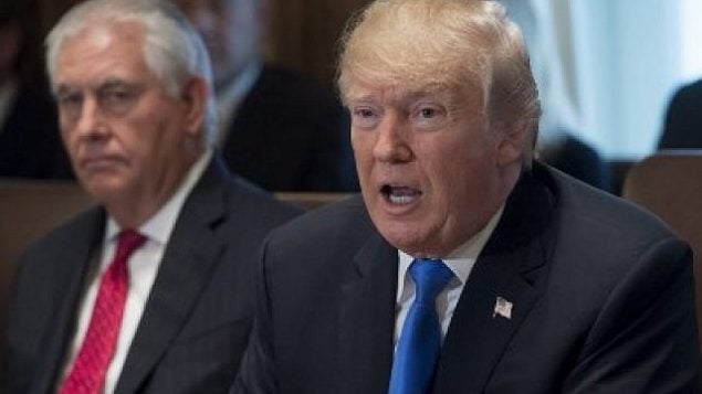 الرئيس الأمريكي دونالد ترامب يتحدث إلى جانب وزير الخارجية ريكس تيلرسون خلال اجتماع لمجلس الوزراء في غرفة مجلس الوزراء في البيت الأبيض في واشنطن العاصمة، 20 ديسمبر / كانون الأول 2017. (AFP/Saul Loeb)