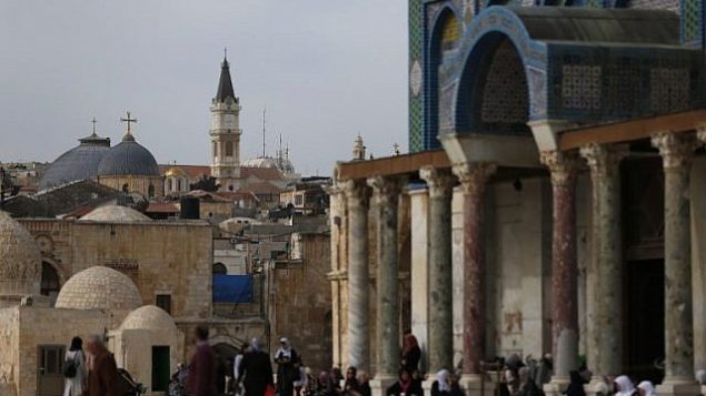 المصلون المسلمون يسيرون في المسجد الأقصى في القدس القديمة على قبل صلاة الجمعة، 22 ديسمبر / كانون الأول 2017. (AFP Photo/Ahmad Gharabli)