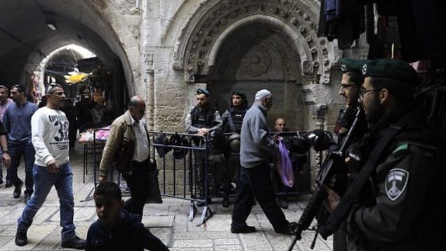 قوات الأمن الإسرائيلية تقف في مدينة القدس القديمة في 22 ديسمبر / كانون الأول 2017. (AFP Photo/Menahem Kahana)