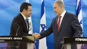 صورة التي التقطت في 28 نوفمبر/تشرين الثاني 2016 تظهر الرئيس الغواتيمالي جيمي موراليس ورئيس الوزراء بنيامين نتنياهو يتصافحان خلال مؤتمر صحفي مشترك بعد توقيع اتفاقيات ثنائية في مكتب رئيس الوزراء في القدس. (AFP Photo/Pool/Abir Sultan)