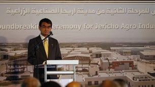 وزير الخارجية الياباني تارو كونو يلقي كلمة خلال الكشف عن المرحلة الثانية من حديقة أريحا الصناعية الزراعية في مدينة أريحا بالضفة الغربية في 26 ديسمبر / كانون الأول 2017. (AFP Photo/Ahmad Gharabli)