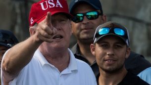 الرئيس الأمريكي دونالد ترامب يتحدث لخدمة أعضاء خفر السواحل في الولايات المتحدة خلال دعوة للعب الغولف في ملعب ترامب الدولي للغولف في مار آلاغو بولاية فلوريدا في 29 ديسمبر 2017. (NICHOLAS KAMM / AFP)