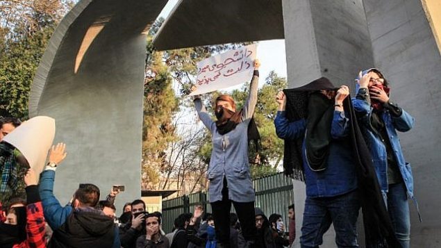 طلاب إيرانيون يحتمون من الغاز المسيل للدموع في جامعة طهران خلال مظاهرة بدافع الغضب على المشاكل الاقتصادية في العاصمة طهران في 30 ديسمبر 2017. (STR/AFP) طلاب إيرانيون يحتمون من الغاز المسيل للدموع في جامعة طهران خلال مظاهرة بدافع الغضب على المشاكل الاقتصادية في العاصمة طهران في 30 ديسمبر 2017. (STR/AFP)