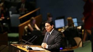 سفير إسرائيل لدى الأمم المتحدة داني دنون يتحدث أمام قاعة الجمعية العامة للأمم المتحدة، 21 ديسمبر، 2017، في مدينة نيويورك. ( Spencer Platt/Getty Images/AFP)
