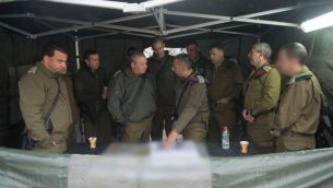 رئيس هيئة اركان الجيش غادي ايزنكوت خلال زيارة الى الضفة الغربية، 6 ديسمبر 2017 (Israel Defense Forces)