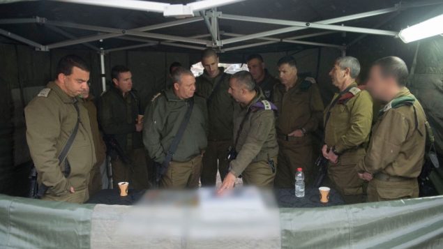 رئيس هيئة اركان الجيش غادي ايزنكوت خلال زيارة الى الضفة الغربية، 6 ديسمبر 2017 (Israel Defense Forces)