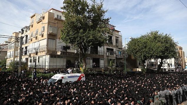 تشييع جثمان الحاخام اهارون يهودا ليب شتاينمان في بني براك، 12 ديسمبر 2017 (Yonatan Sindel/Flash90)