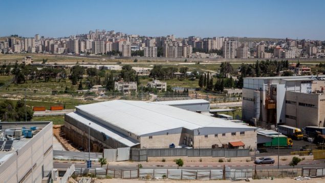 منطقة عطاروت الصناعية، مع كفر عقب الفلسطينية في الخلفية (Miriam Alster/Flash90)